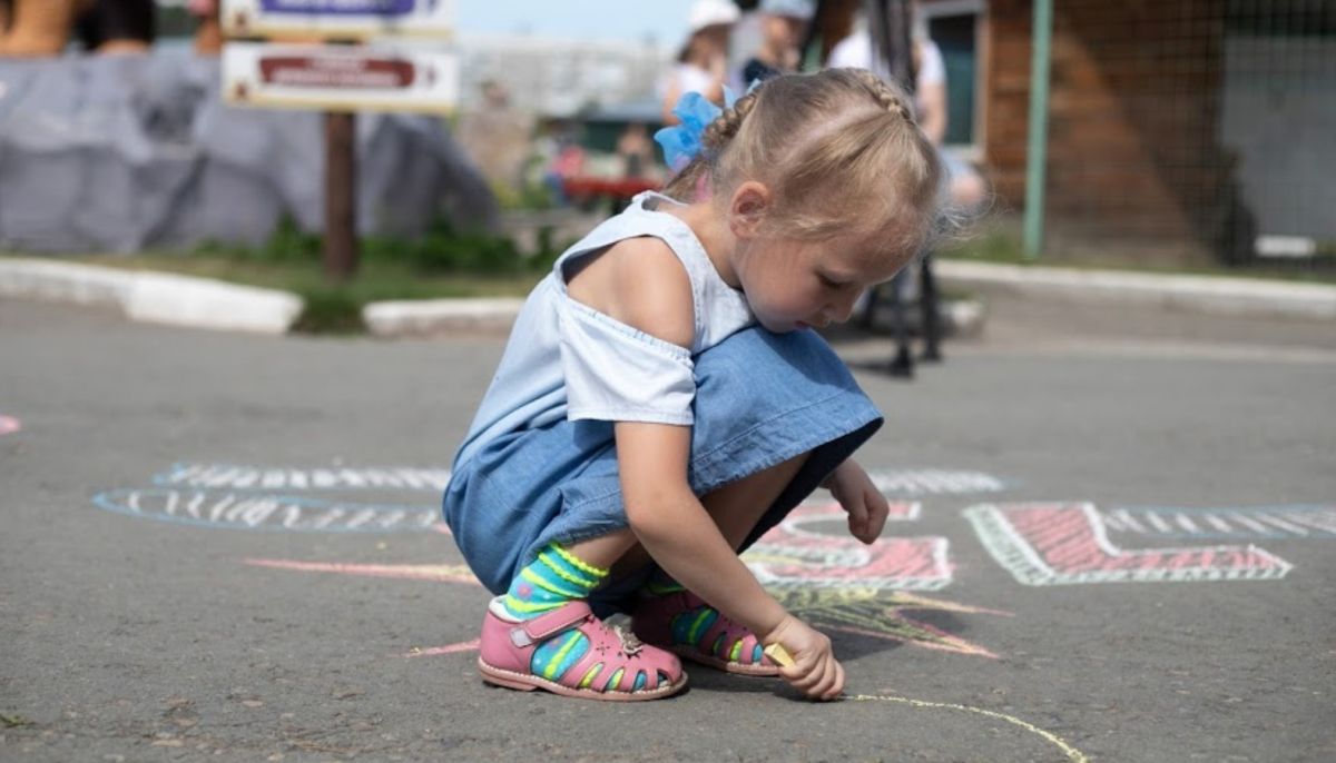 Получила 7 лет. В Алтайском крае родители 330 тысяч детей получили выплаты к школе фото.