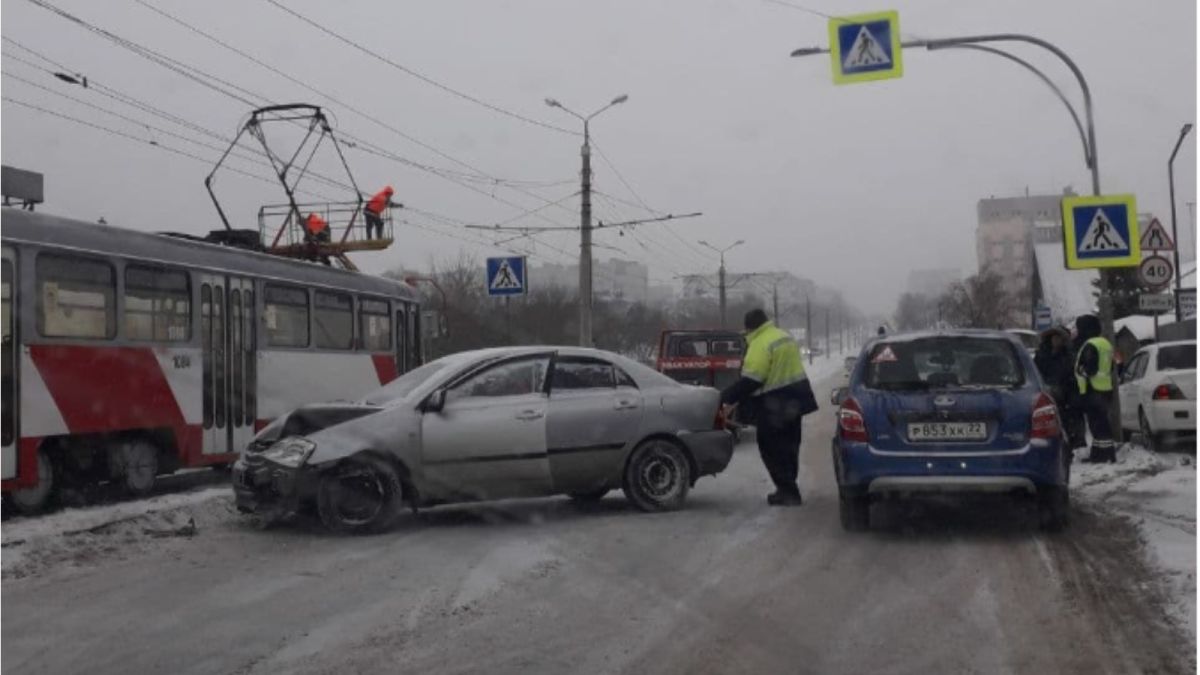 Легковушку смяло в результате аварии в Барнауле   