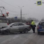 Легковушку смяло в результате аварии в Барнауле