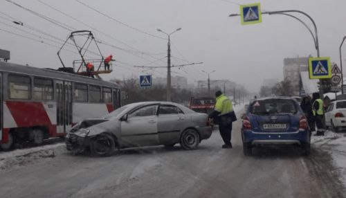 Легковушку смяло в результате аварии в Барнауле