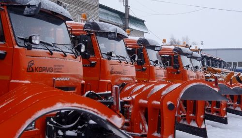 Буран усиливается: около 80 машин вышли на уборку снега в Барнауле 20 декабря