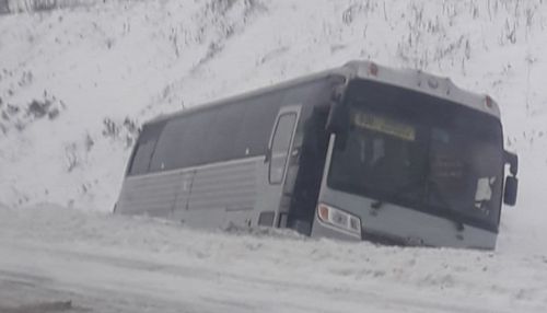 Пассажирский автобус слетел в кювет под Барнаулом