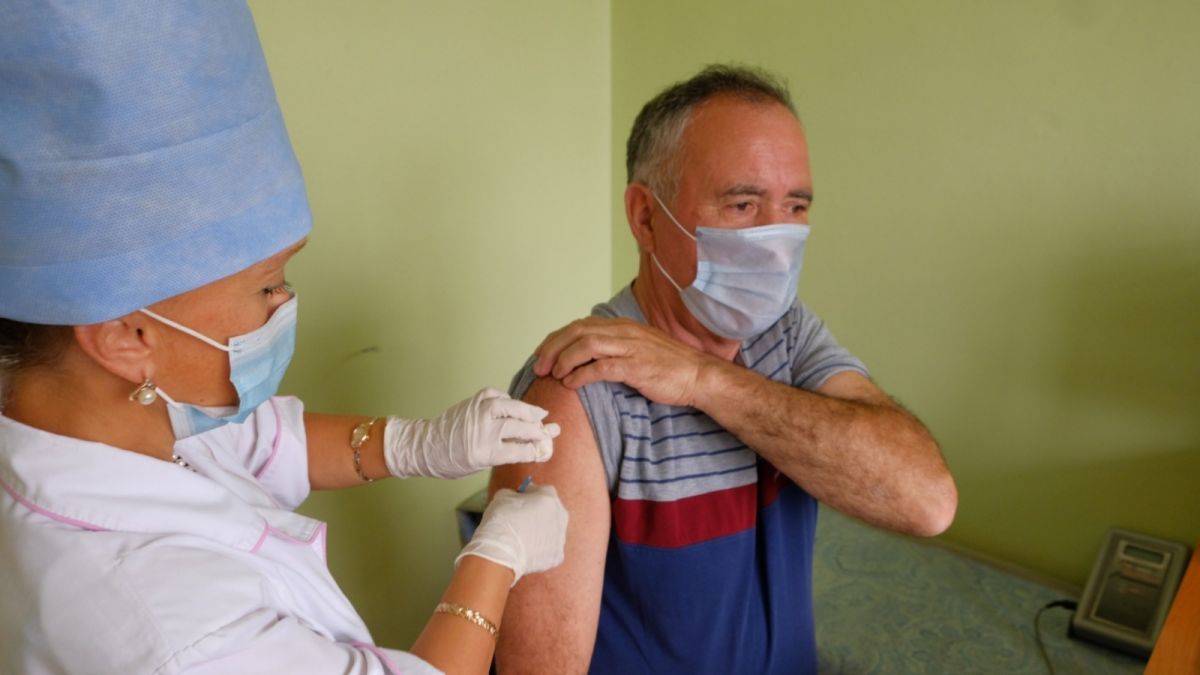 Алтайский минздрав заказал еще 20 тысяч доз вакцины от коронавируса 