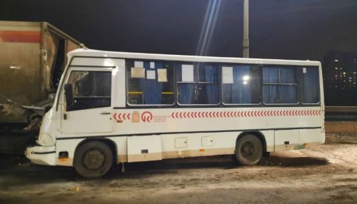 В Сибири пострадали 16 человек во время столкновения грузовика с автобусом