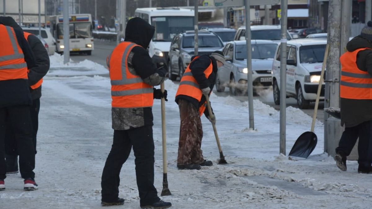 Больше сотни осужденных убирают последствия снегопада на улицах Барнаула 