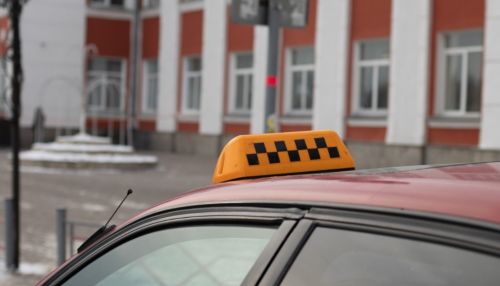 Пьяные барнаульцы с ножом отобрали у таксиста ключи от автомобиля