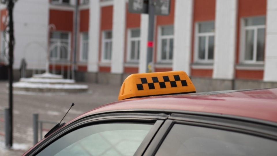 Пьяные барнаульцы с ножом отобрали у таксиста ключи от автомобиля 