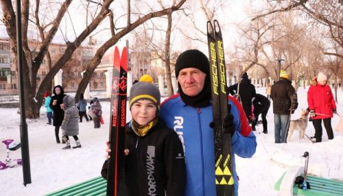 Жители Барнаула обкатали Народную лыжню в парках Изумрудный и Юбилейный