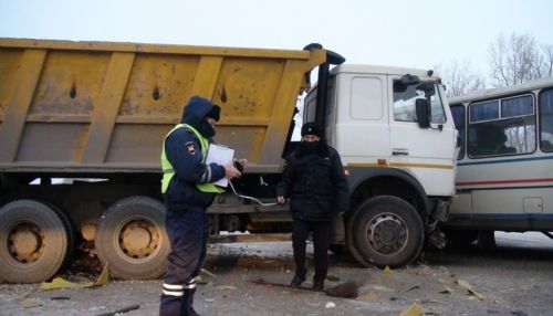 Четыре человека пострадали в Бийском районе в ДТП с автобусом