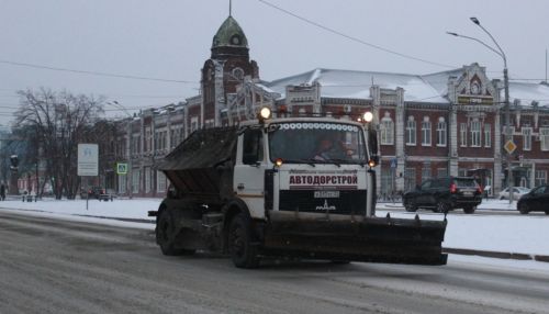 Сто снегоуборочных машин работали ночью на дорогах Барнаула