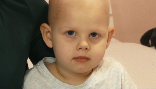 Маленькому Андрею из Барнаула нужна помощь на лечение редкой формы рака