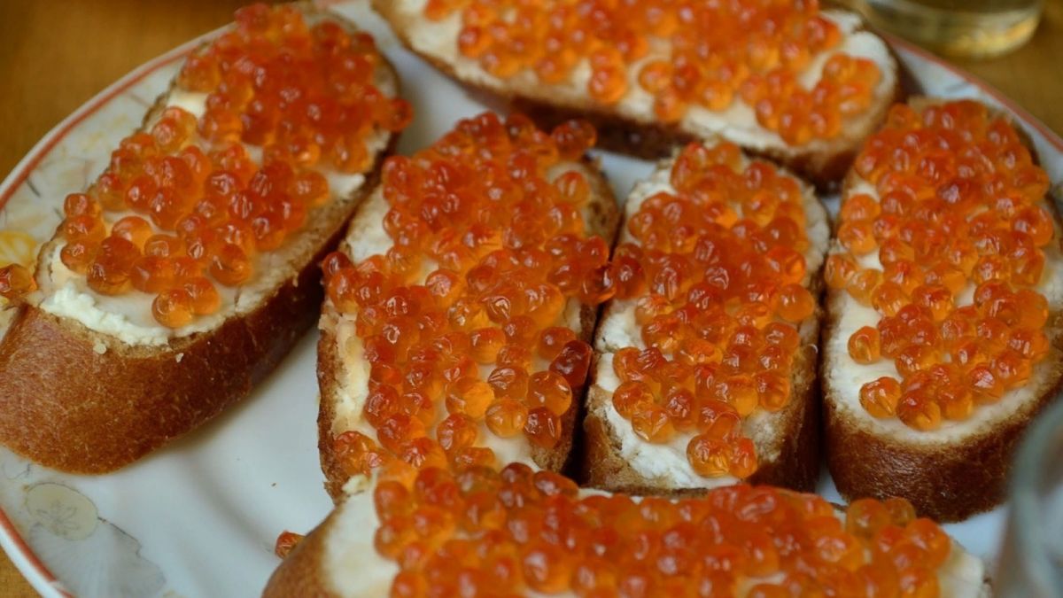 Россиянам посоветовали съесть не более трех бутербродов с икрой в Новый год