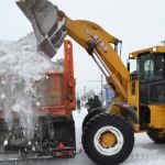 Более 100 спецмашин убирают снег с заметенных улиц Барнаула 23 декабря