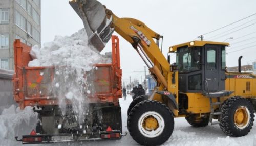 Более 100 спецмашин убирают снег с заметенных улиц Барнаула 23 декабря