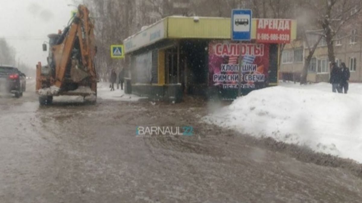 Мощный поток воды хлещет из магазина в Индустриальном районе Барнаула 