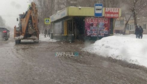 Мощный поток воды хлещет из магазина в Индустриальном районе Барнаула