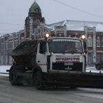Более 150 единиц техники убирали снег ночью с занесенных улиц Барнаула