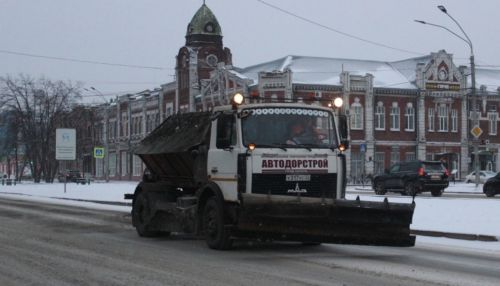 Более 150 единиц техники убирали снег ночью с занесенных улиц Барнаула