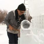 Антиковидный трон: добродушный скульптор создает ледяные шедевры в Барнауле