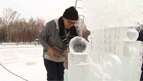Антиковидный трон: добродушный скульптор создает ледяные шедевры в Барнауле