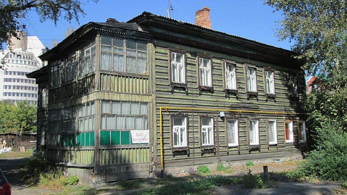 Мэрия расселит двухэтажный барак-памятник в перспективном центре Барнаула