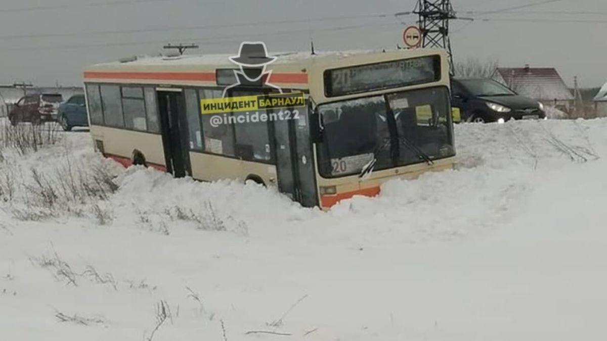 Пассажирский автобус слетел в кювет под Барнаулом 