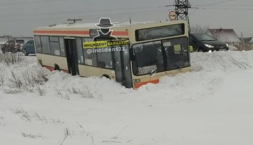 Пассажирский автобус слетел в кювет под Барнаулом