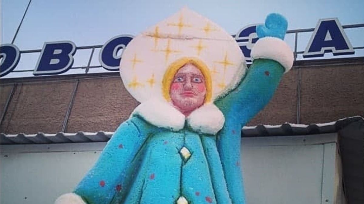 Была ли Снегурка: власти Барнаула отрицают существование фигуры у автовокзала