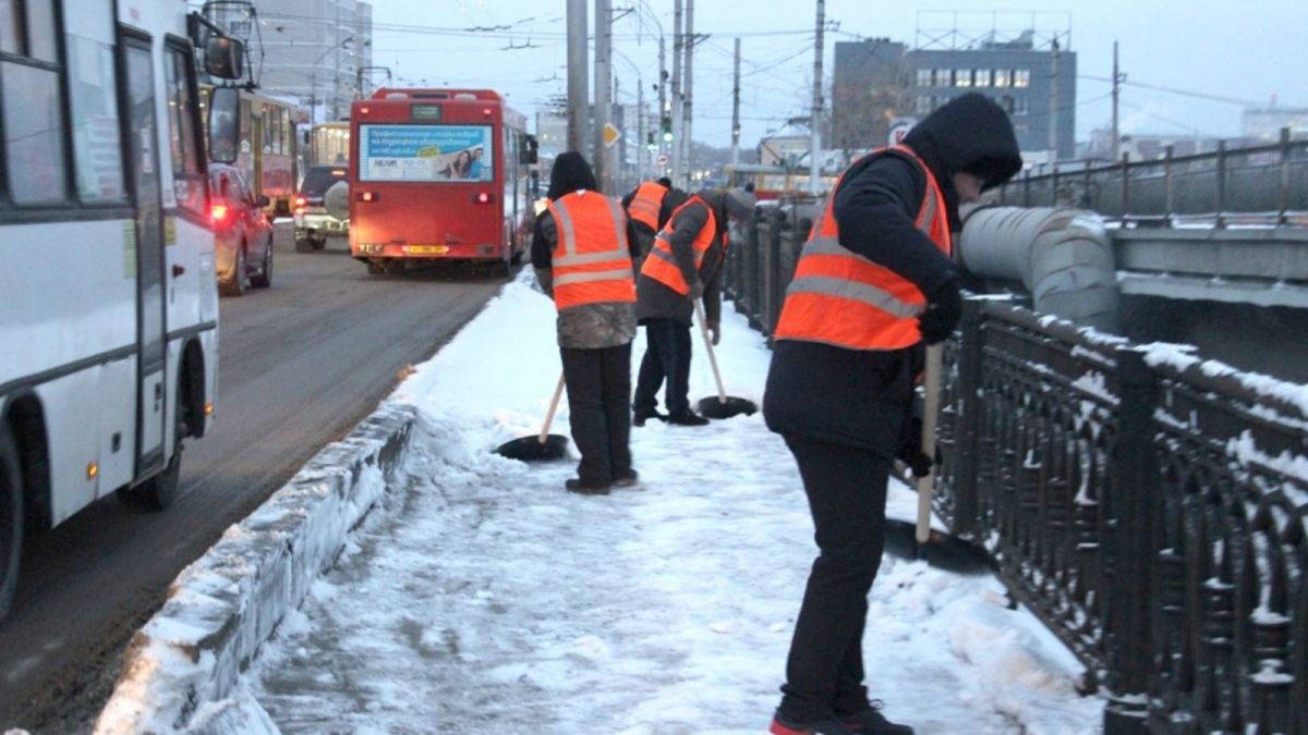 Почти 150 рабочих и более 100 машин убирают снег на дорогах Барнаула