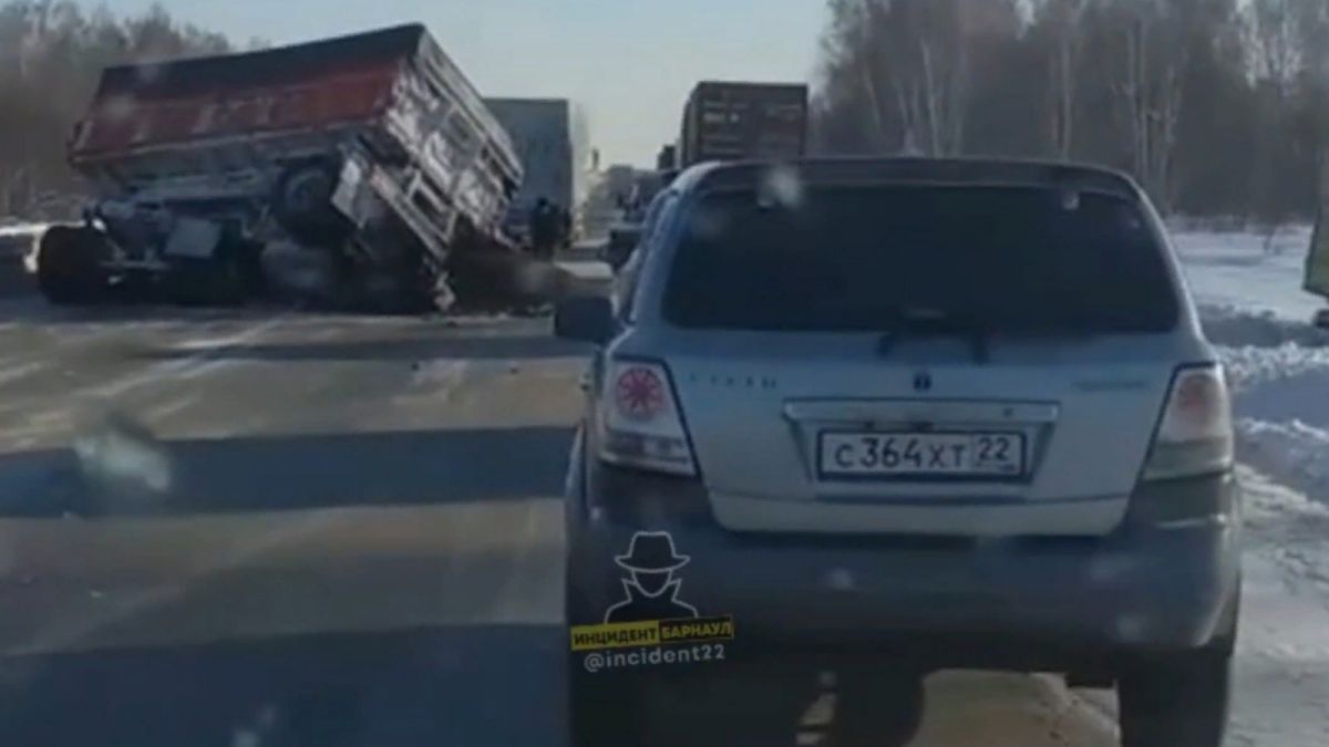 Фургон расплющило от удара с КамАЗом: жесткое ДТП случилось на алтайской трассе