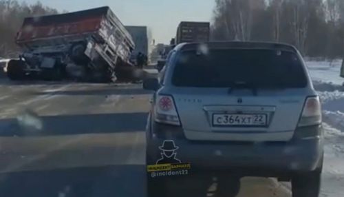 Фургон расплющило от удара с КамАЗом: жесткое ДТП случилось на алтайской трассе