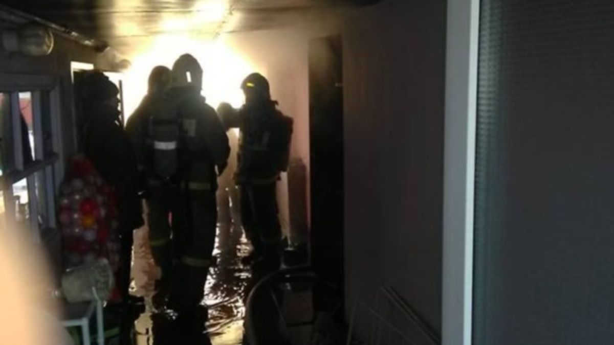Пожарные спасли семью из пяти человек от взрыва газового баллона