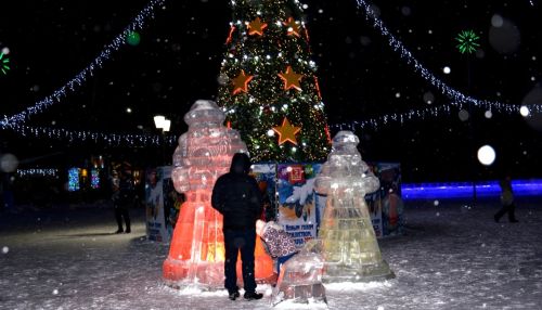 На Потоке в Барнауле создали новогодний городок с ледяным троном