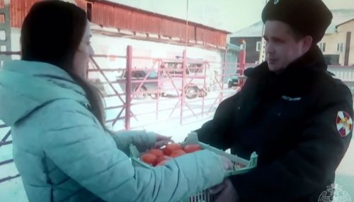 Алтайский росгвардеец получил ящик мандаринов за спасение детей из пожара