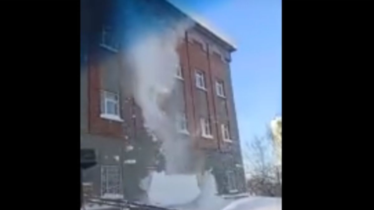 Снежная шапка обрушилась с крыши дома в центре Барнаула