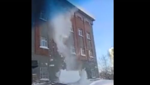 Снежная шапка обрушилась с крыши дома в центре Барнаула