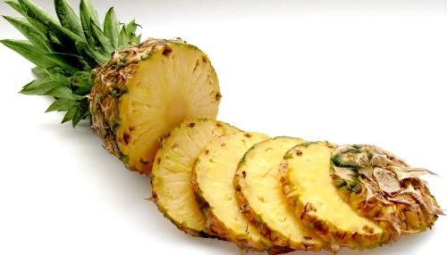 Постучать и понюхать: как правильно выбрать спелый, сладкий ананас