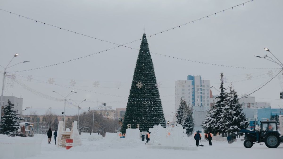 Главная елка Барнаула стала второй по высоте среди елок регионов Сибири