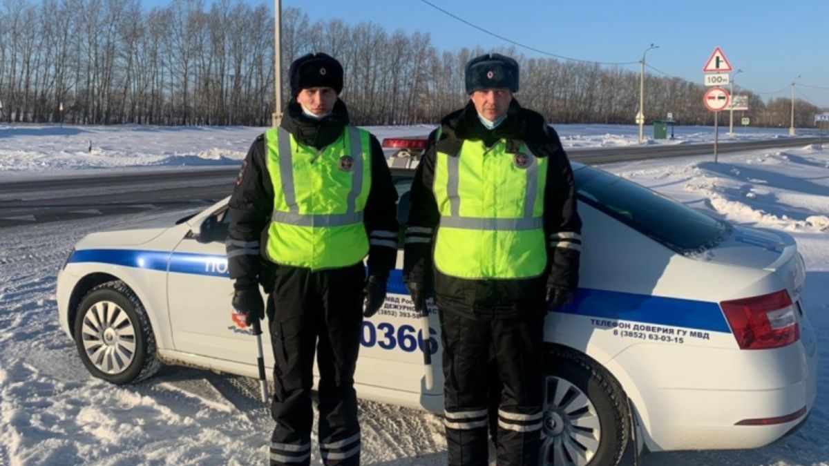 Алтайские полицейские спасли от замерзания в автомобиле троих мужчин