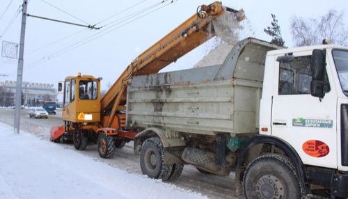 Больше ста машин занимаются уборкой снега в Барнауле