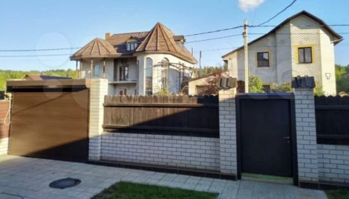 Дом с шахматными полами сдают в аренду за 43 тысячи рублей в пригороде Барнаула