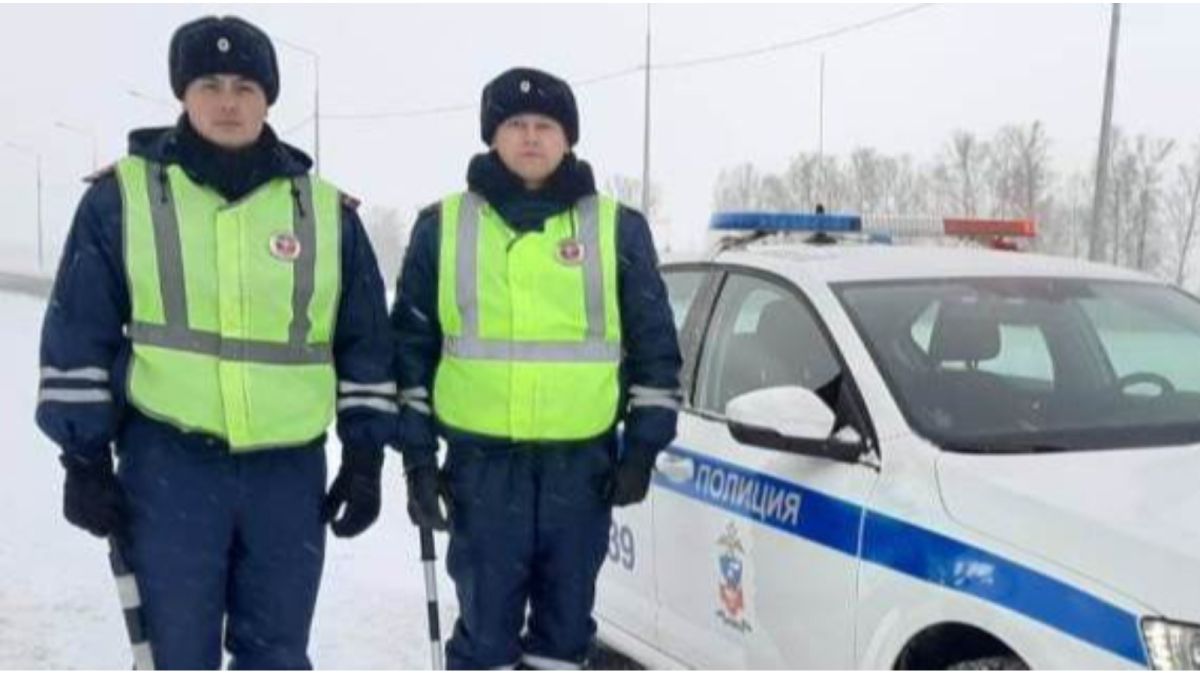 Бийские сотрудники ГИБДД спасли замерзающих пассажиров рейсового автобуса