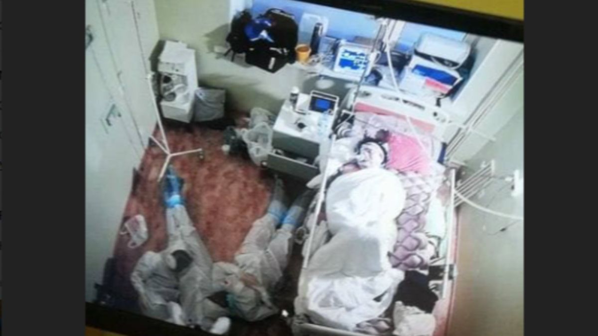 Спящие на полу санитары рядом с больным COVID стали "вирусными" героями Сети