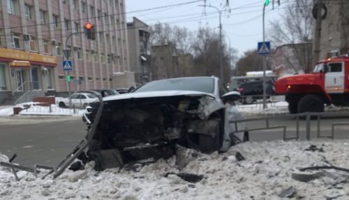 Легковушка влетела в ограждение после ДТП в центре Барнаула