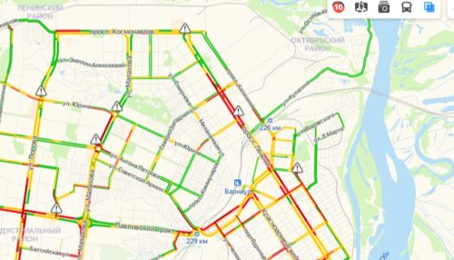 Десятибалльные пробки сковали улицы Барнаула в предновогодний день