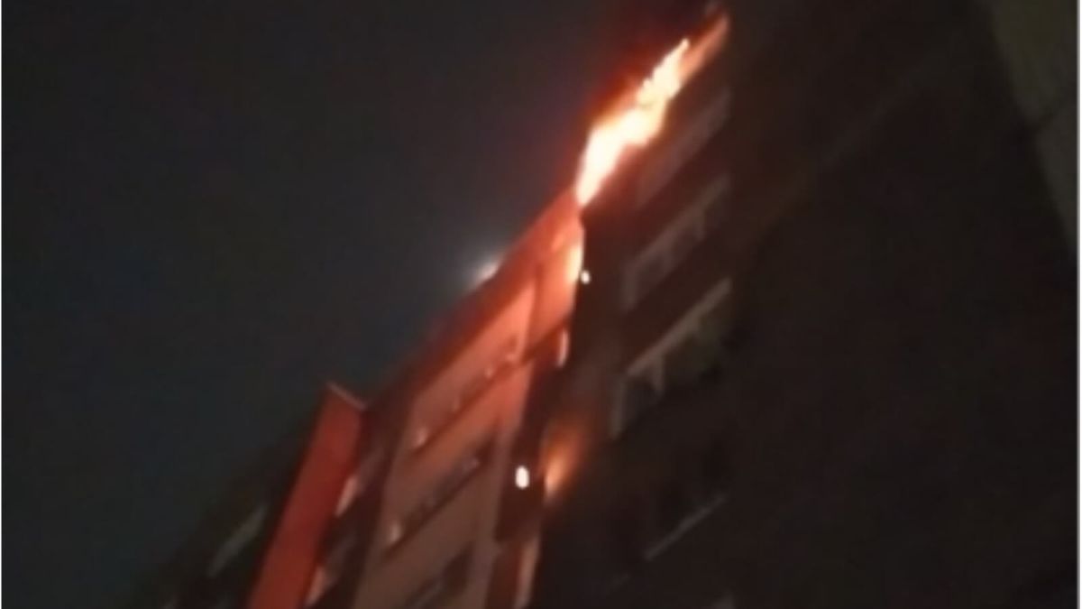 МЧС: жилая девятиэтажка в Бийске загорелась не из-за фейерверка
