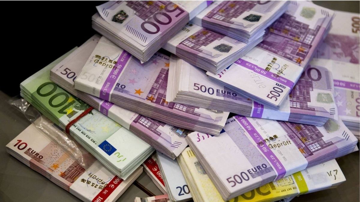 Как хранить деньги: эксперт назвал лучшие валюты для сбережений в 2021 году