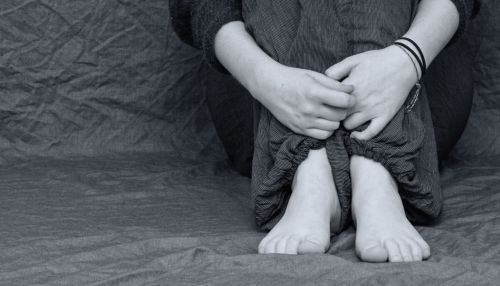 В Алтайском крае женщину обвинили в истязании приемного ребенка