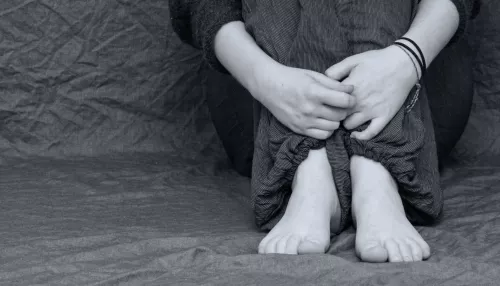 Шлангом и совком: в Камне-на Оби опекуншу судят за истязание детей