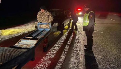 Полицейские спасли замерзающих людей на трассе в Алтайском крае